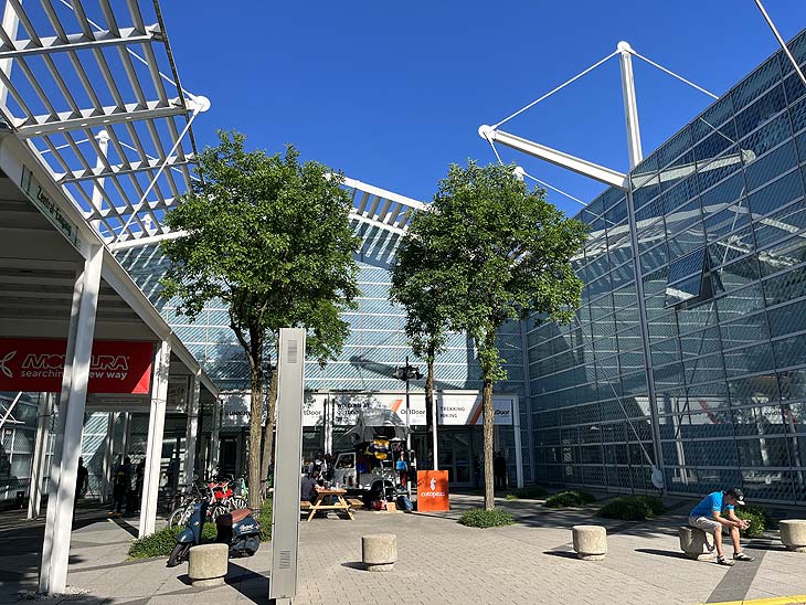 Perfektes Outdoor Wetter zum Start der Outdoor by ISPO 2022 im MOC (&copy;Foto: Martin Schmitz)